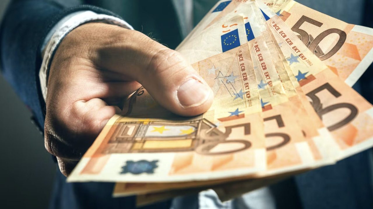 اتهام ثلاثة مجريين بالاحتيال على المساعدات الاجتماعية بـ 60 ألف يورو عبر عناوين سكن وهمية في النمسا السفلى اتهام ثلاثة مجريين بالاحتيال على المساعدات الاجتماعية بـ 60 ألف يورو عبر عناوين سكن وهمية في النمسا السفلى