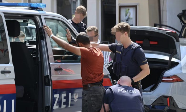 إصابة شرطيين في عملية أمنية لملاحقة سيارة مهربين اخترقت عدة حواجز أمنية شرق النمسا إصابة شرطيين في عملية أمنية لملاحقة سيارة مهربين اخترقت عدة حواجز أمنية شرق النمسا