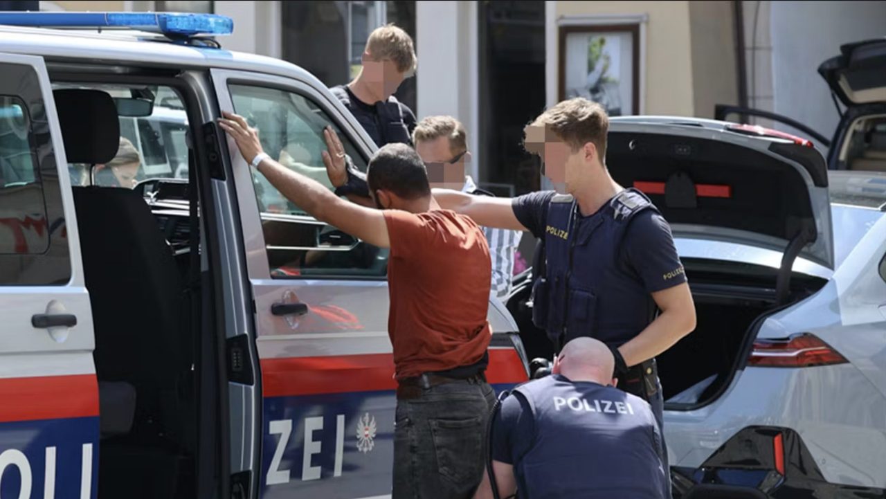 إصابة شرطيين في عملية أمنية لملاحقة سيارة مهربين اخترقت عدة حواجز أمنية شرق النمسا إصابة شرطيين في عملية أمنية لملاحقة سيارة مهربين اخترقت عدة حواجز أمنية شرق النمسا