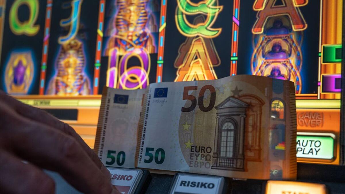 إحباط محاولة ترويج عملات مزيفة.. ضبط مواطن صيني في صالة قمار وسط فيينا إحباط محاولة ترويج عملات مزيفة.. ضبط مواطن صيني في صالة قمار وسط فيينا