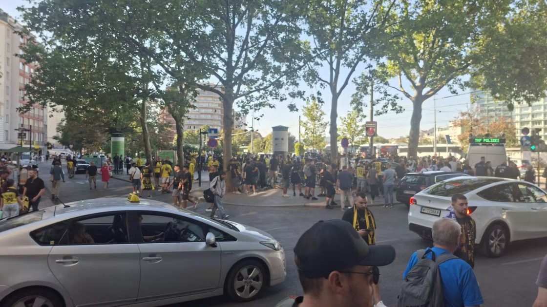 جماهير فريق Beitar Jerusalem الاسرائيلي يثير الشغب بهتافات عنصرية مناهضة لفلسطين في فيينا جماهير فريق Beitar Jerusalem الاسرائيلي يثير الشغب بهتافات عنصرية مناهضة لفلسطين في فيينا