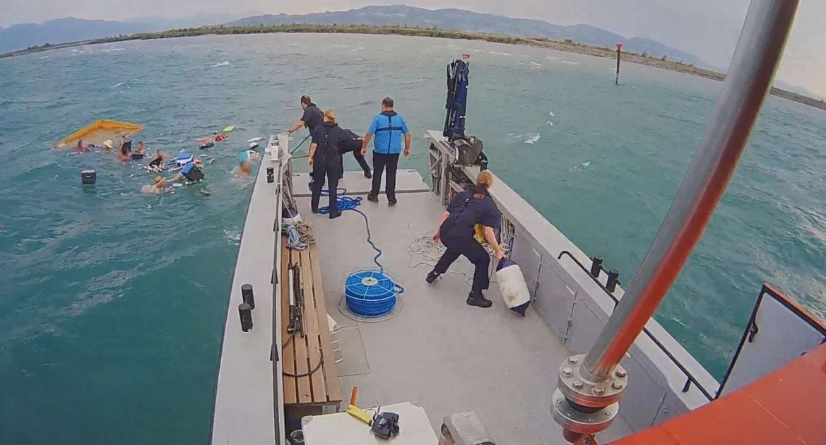 عقب تحطم طافهم الخشبي.. مصادفة تنقذ سبعة رجال سقطوا في بحيرة Bodensee في فورارلبرغ دون سترة نجاة