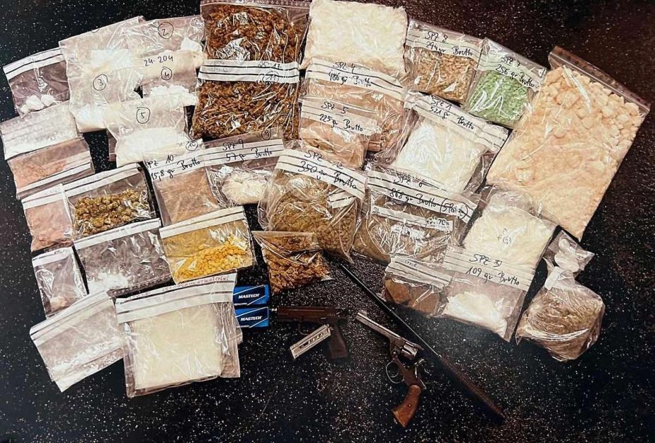 من النمسا وكرواتيا وسلوفينيا.. تفكيك شبكة مخدرات ضخمة في شتايرمارك بقيمة 1.3 مليون يورو بعد تحقيقات استمرت عامين