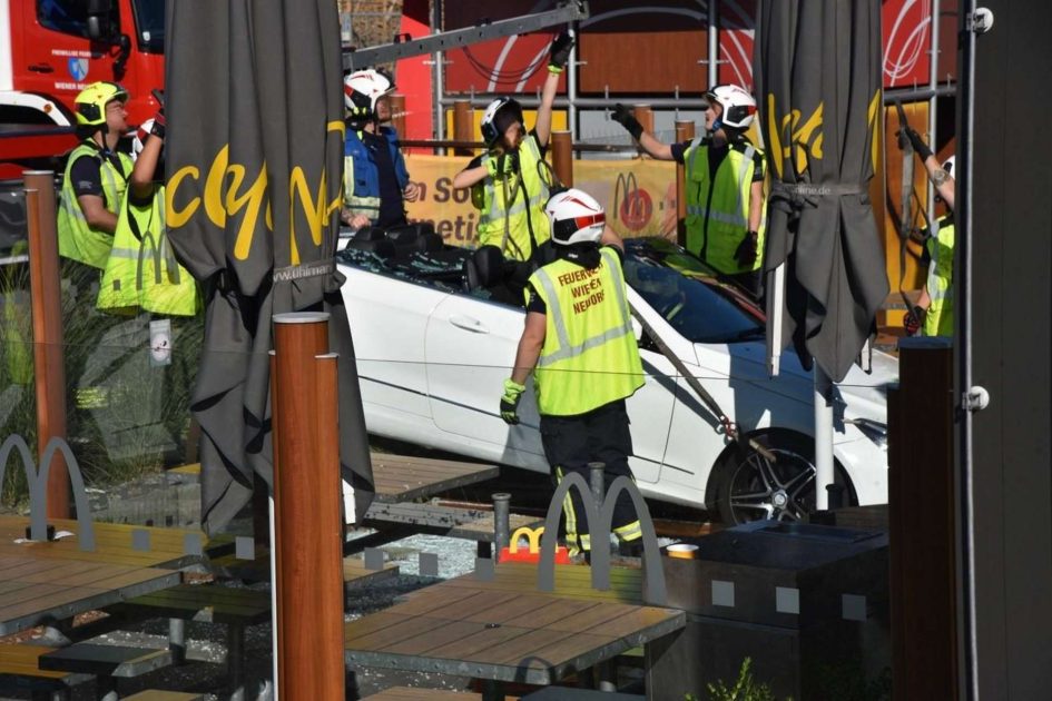 تبديل دواسة الوقود بالمكابح.. نمساوي يقتحم مطعم MCdonalds في Mödling بالنمسا السفلى