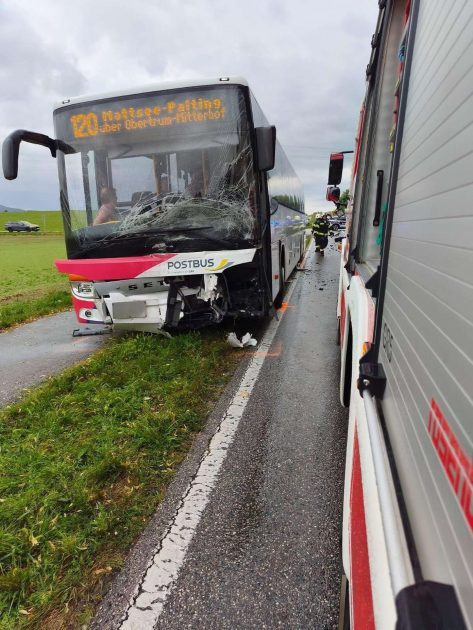 حادث مروري خطير بين حافلة Postbus وثلاث سيارات على الحدود بين سالزبورغ والنمسا العليا