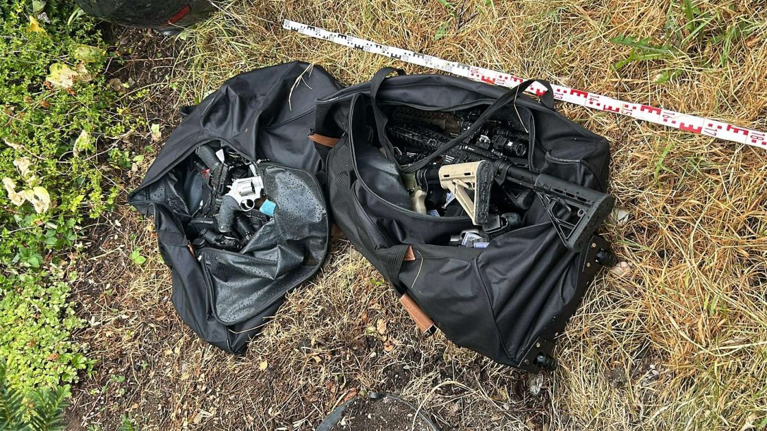 فرار أربعة اقتحموا متجر أسلحة بـ Freistadt.. ضبط أكثر من 200 قطعة سلاح مسروقة في النمسا العليا