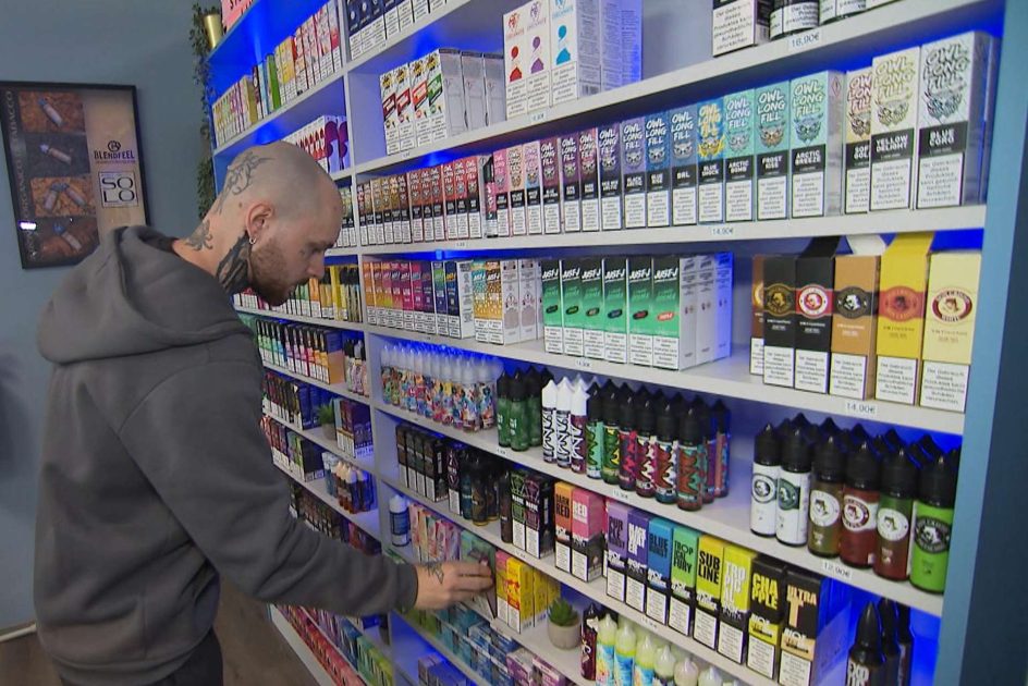 بين النكهات الجذابة والمخاطر التنفسية.. أطباء في النمسا: السجائر الإلكترونية “Vapes” أكثر تسبباً للسرطان