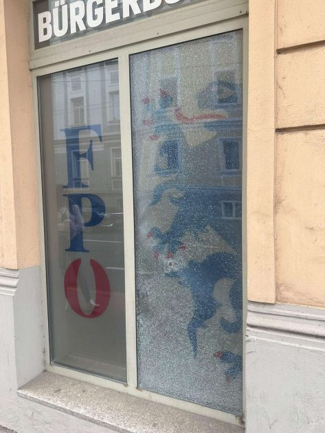 تحطيم نوافذ وتلطيخ واجهات.. خسائر واسعة في مقر حزب FPÖ بمدينة سالزبورغ