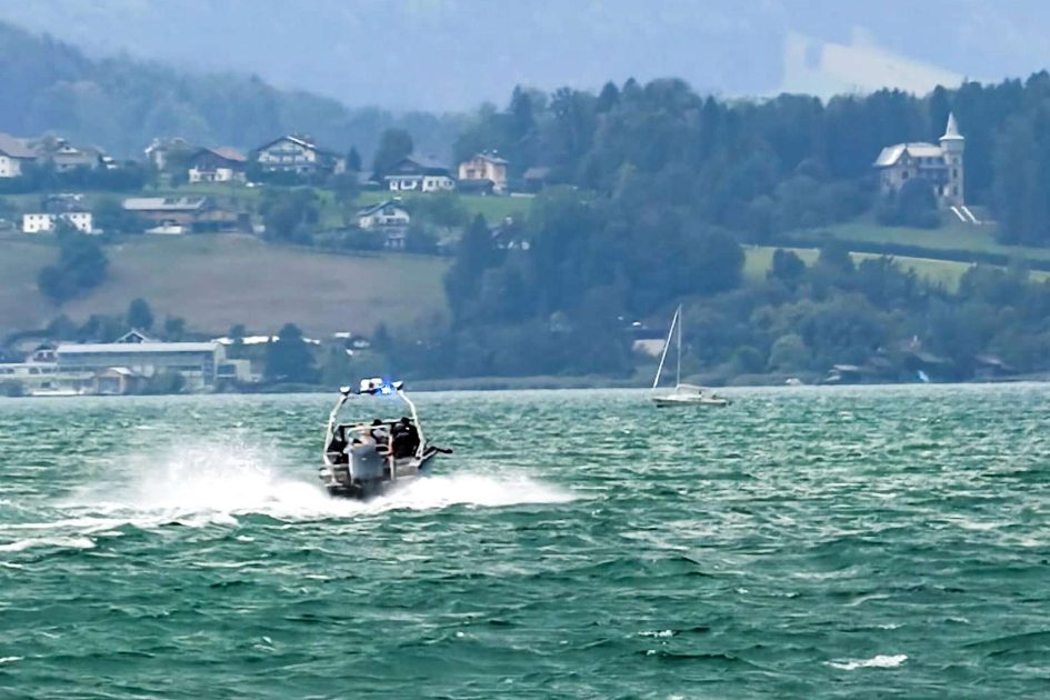 نجاة عشرات الرياضيين من الغرق عقب عاصفة رعدية ضربت بحيرات Fuschlsee وWolfgangsee وMondsee في سالزبورغ والنمسا العليا نجاة عشرات الرياضيين من الغرق عقب عاصفة رعدية ضربت بحيرات Fuschlsee وWolfgangsee وMondsee في سالزبورغ والنمسا العليا