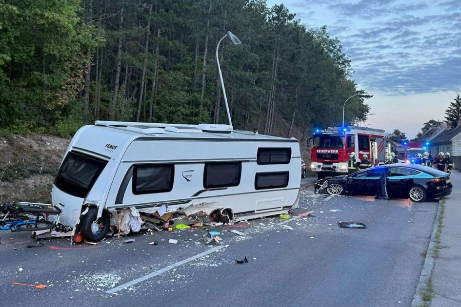 إصابة شخصين في حادث تصادم مروع بين سيارة ومقطورة سكنية على الطريق B18 في النمسا السفلى