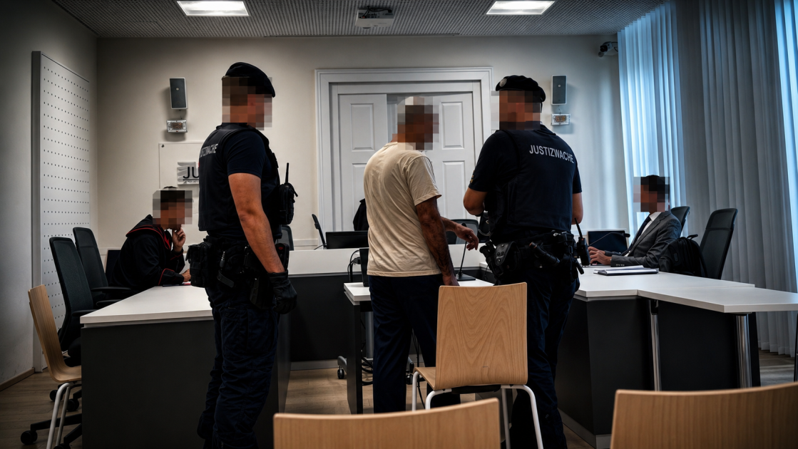 بناءً على معلومات الـ FBI.. السجن 3.5 سنوات لسوري في النمسا العليا أدين بتدريب عناصر “داعش” بناءً على معلومات الـ FBI.. السجن 3.5 سنوات لسوري في النمسا العليا أدين بتدريب عناصر “داعش”