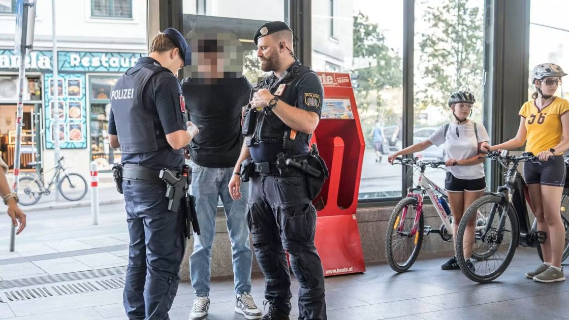 حملة أمنية واسعة في فيينا تسفر عن 195 عملية تفتيش و36 بلاغاً واعتقالات في محطات Meidling وFavoriten بفيينا