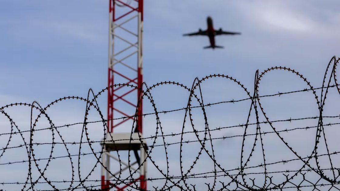 النمسا و4 دول أوروبية تفاوض أوغندا لإقامة مركز ترحيل يضم 10 آلاف طالب لجوء مرفوض