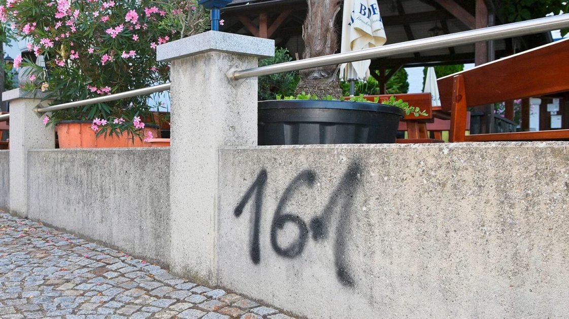 الشرطة تكشف هوية شاب نمساوي متهم بالانتماء لليسار المتطرف خلف أعمال رسومات وتخريب في Lohnsburg