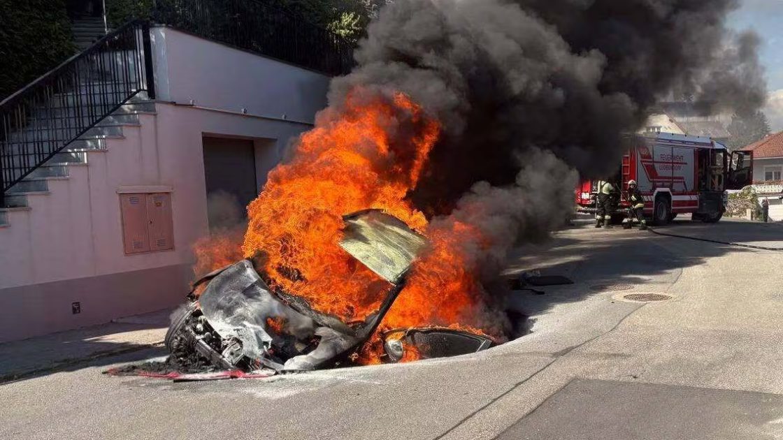 انهيار الشارع تحت سيارة أثناء قيادتها واشتعالها بالكامل في Leobendorf بولاية النمسا السفلى انهيار الشارع تحت سيارة أثناء قيادتها واشتعالها بالكامل في Leobendorf بولاية النمسا السفلى