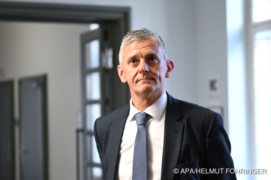 إدانة Schimanek المسؤول السابق في حزب FPÖ بالسجن مع إيقاف التنفيذ وغرامة مالية لحيازته متفجرات في Krems إدانة Schimanek المسؤول السابق في حزب FPÖ بالسجن مع إيقاف التنفيذ وغرامة مالية لحيازته متفجرات في Krems
