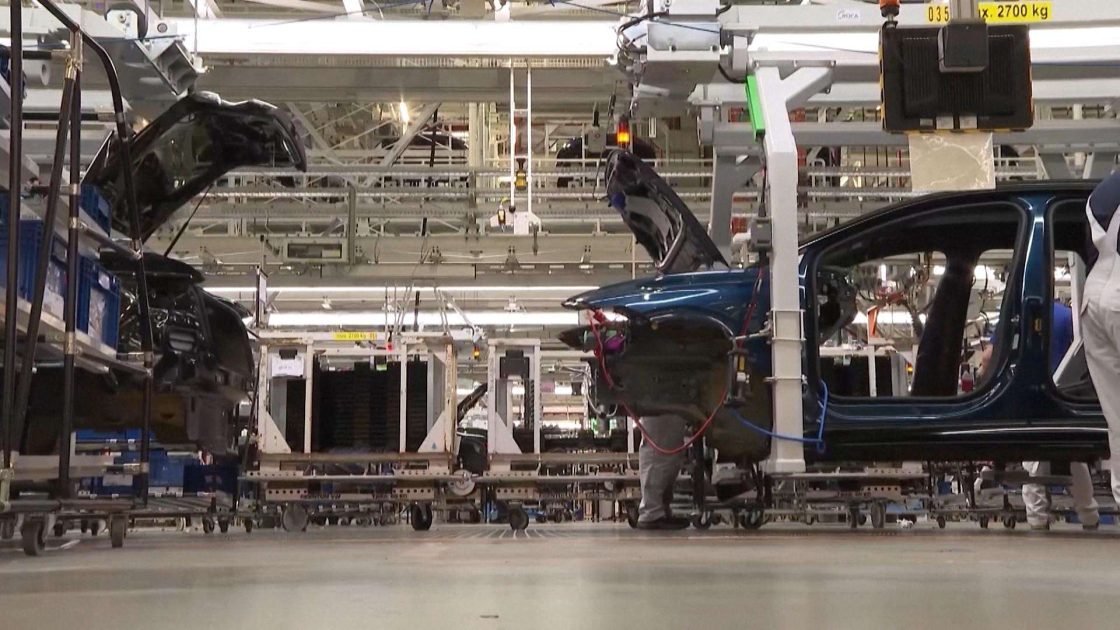 6,300 وظيفة على المحك.. خطة تقشف صارمة لدى Volkswagen تقلق قطاع التوريد في النمسا العليا