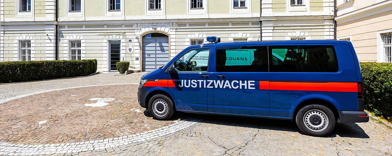 ذبح بشفرة حلاقة وهو نائم.. النيابة العامة تعلن نتائج تشريح جثة سجين Klagenfurt في كارنتن