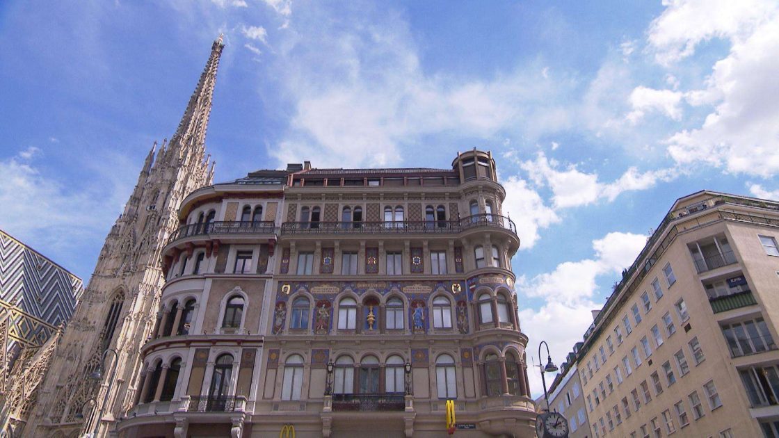 تحقيق رسمي في فيينا بعد استبدال لوحات ملكية بروسومات غريبة بجوار Stephansdom تحقيق رسمي في فيينا بعد استبدال لوحات ملكية بروسومات غريبة بجوار Stephansdom