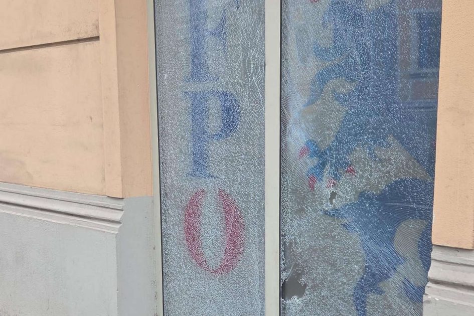 الاعتداء الرابع خلال أشهر.. استهداف مكتب حزب الأحرار FPÖ بالحجارة في سالزبورغ الاعتداء الرابع خلال أشهر.. استهداف مكتب حزب الأحرار FPÖ بالحجارة في سالزبورغ