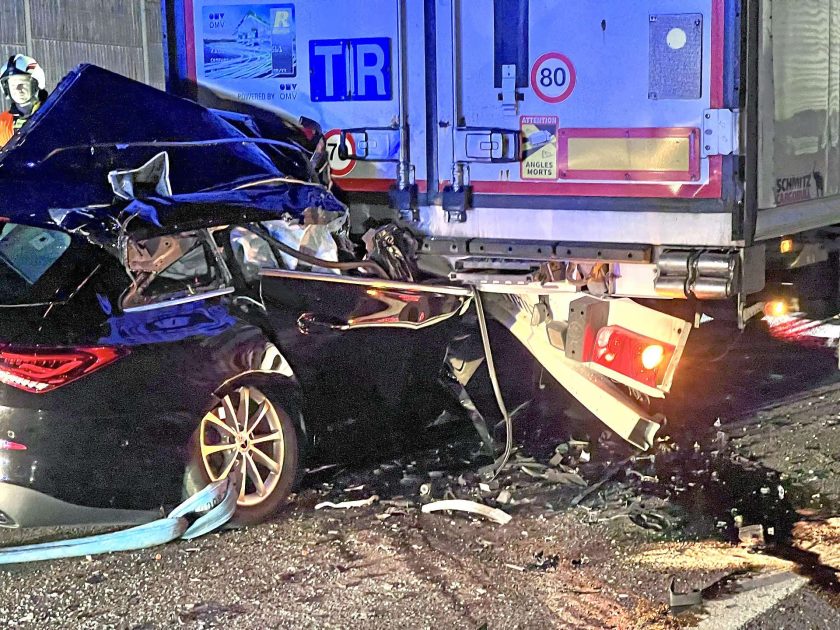 انزلاق سيارة تحت شاحنة نقل ثقيل في سالزبورغ والنيابة العامة تبدأ التحقيق بعد وفاة السائق انزلاق سيارة تحت شاحنة نقل ثقيل في سالزبورغ والنيابة العامة تبدأ التحقيق بعد وفاة السائق