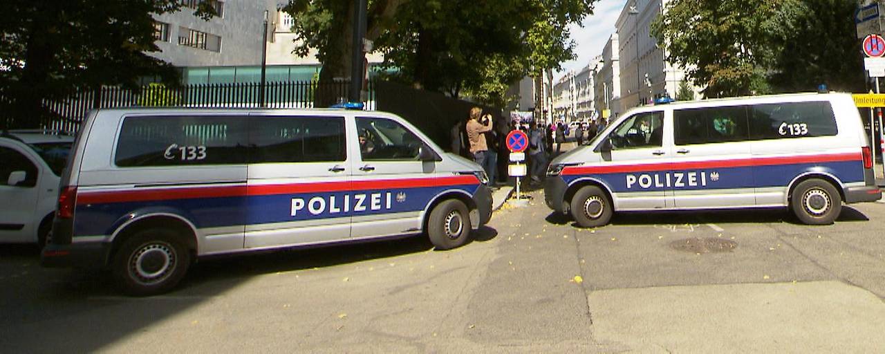 إغلاق شارع Reisnerstraße في فيينا وتواجد أمني مكثف لتأمين التصويت بالسفارة الروسية إغلاق شارع Reisnerstraße في فيينا وتواجد أمني مكثف لتأمين التصويت بالسفارة الروسية