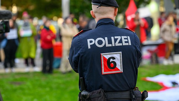 مرت بسلام دون حوادث.. إجراءات أمنية مشددة ترافق مباراة النمسا وإسرائيل في Linz عقب مظاهرة فلسطينية محدودة مرت بسلام دون حوادث.. إجراءات أمنية مشددة ترافق مباراة النمسا وإسرائيل في Linz عقب مظاهرة فلسطينية محدودة