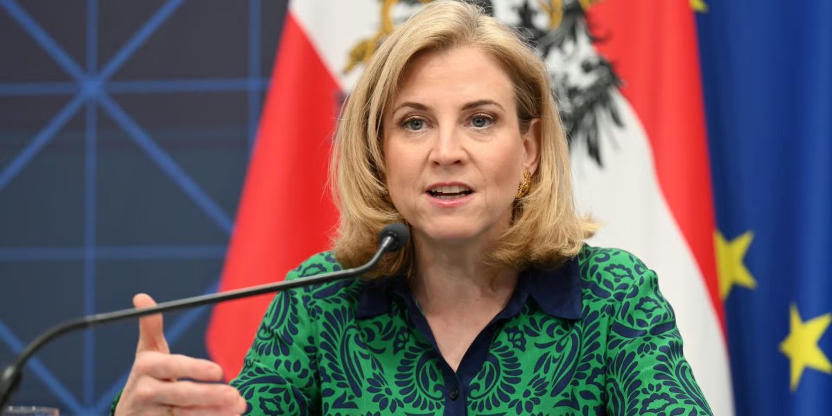 النمسا تستدعي السفير الروسي في فيينا إثر “هجوم هجين” في ألمانيا وسط دعوات لعقوبات أوروبية حازمة النمسا تستدعي السفير الروسي في فيينا إثر “هجوم هجين” في ألمانيا وسط دعوات لعقوبات أوروبية حازمة