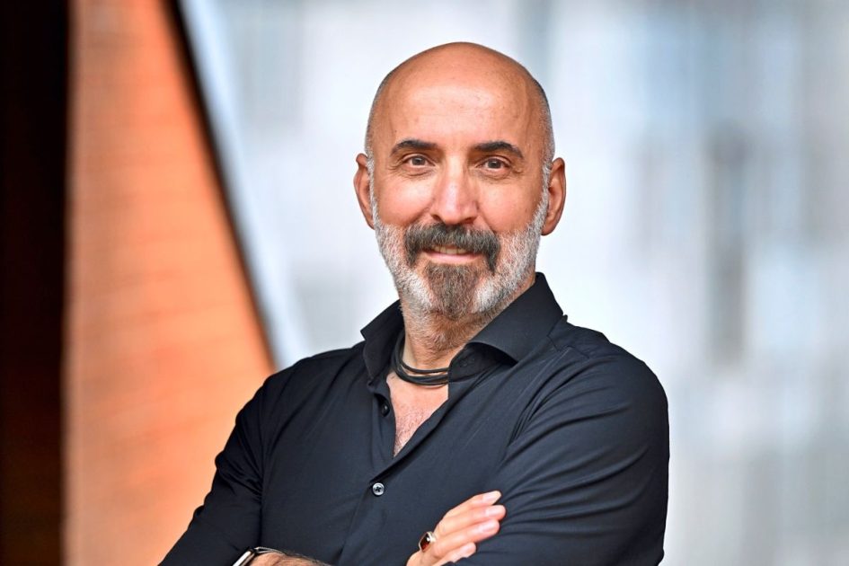 خبير الاندماج Kenan Güngör يطالب بوقف الوصم السياسي للمسلمين في النمسا ويحذر من استقطاب اليمين واليسار