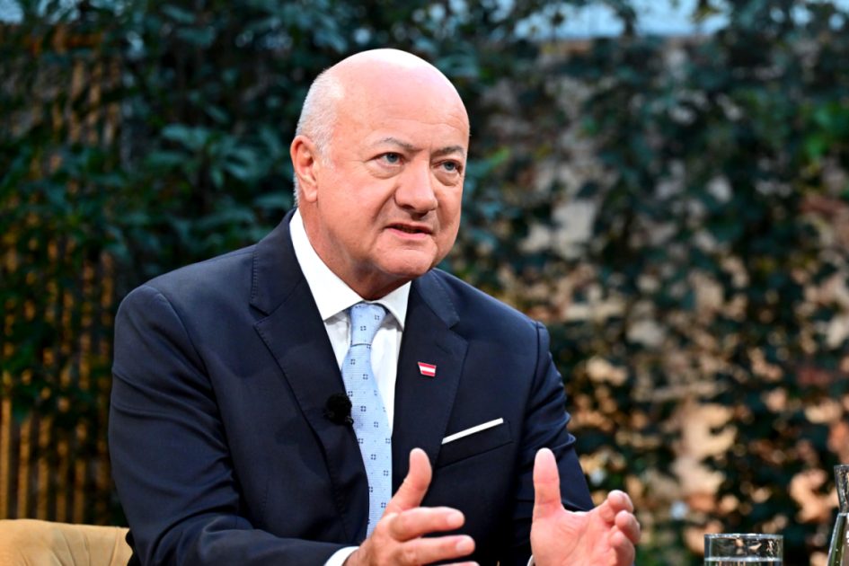 المستشار النمساوي Stocker يجدد المطالبة بحظر الإسلام السياسي في الدستور ويهاجم اليمين المتطرف المستشار النمساوي Stocker يجدد المطالبة بحظر الإسلام السياسي في الدستور ويهاجم اليمين المتطرف