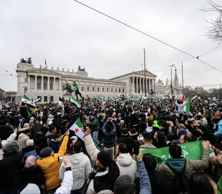 اللجان البرلمانية في النمسا ترفض مقترحات FPÖ لترحيل اللاجئين السوريين والأفغان وتعدل إعانات الأوكرانيين اللجان البرلمانية في النمسا ترفض مقترحات FPÖ لترحيل اللاجئين السوريين والأفغان وتعدل إعانات الأوكرانيين