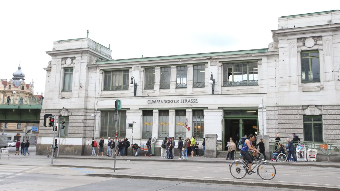 نقل جزئي لبؤر تجارة المخدرات من محطة قطارات الأنفاق U-Bahn Gumpendorfer Straße في فيينا عقب تطبيق نطاقات الحظر الأمني نقل جزئي لبؤر تجارة المخدرات من محطة قطارات الأنفاق U-Bahn Gumpendorfer Straße في فيينا عقب تطبيق نطاقات الحظر الأمني