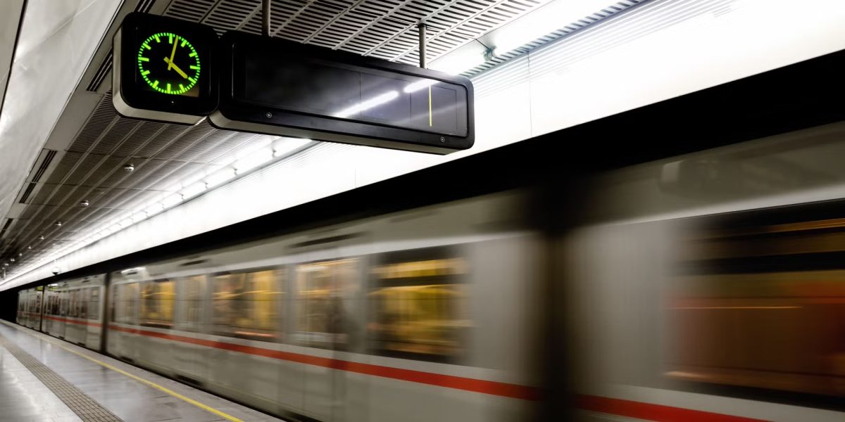 كان في حالة سكر.. وفاة خمسيني دهساً تحت عجلا قطار الـ U-Bahn في Schwedenplatz بفيينا كان في حالة سكر.. وفاة خمسيني دهساً تحت عجلا قطار الـ U-Bahn في Schwedenplatz بفيينا