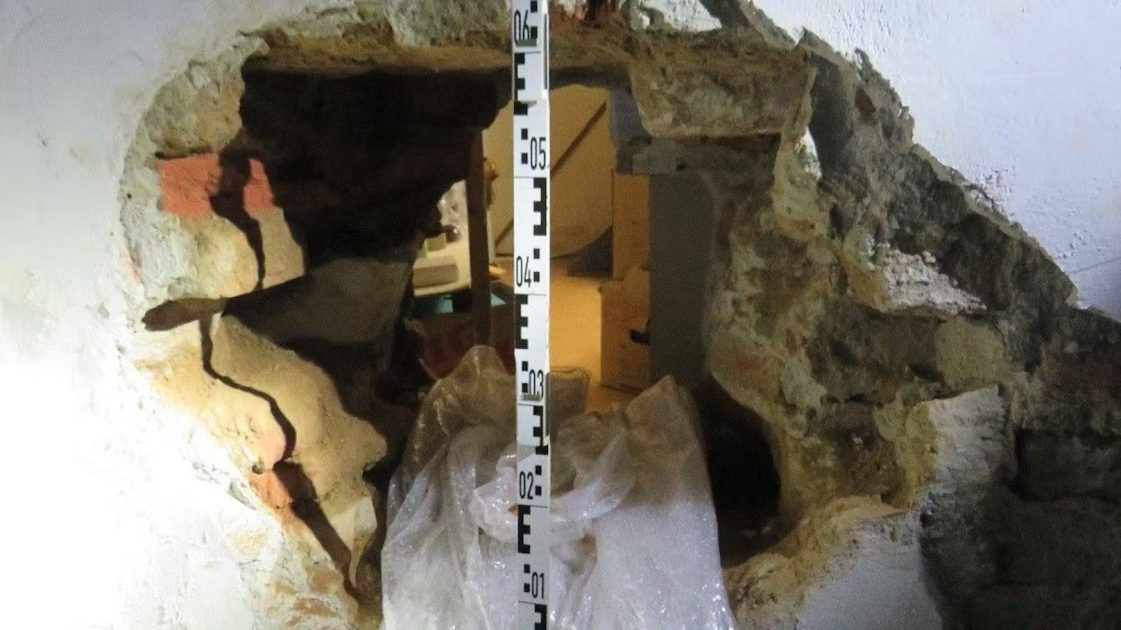 سطو عبر الجدار.. جناة يثقبون قبو مبنى مجاور لاقتحام متجر مجوهرات في فيينا سطو عبر الجدار.. جناة يثقبون قبو مبنى مجاور لاقتحام متجر مجوهرات في فيينا