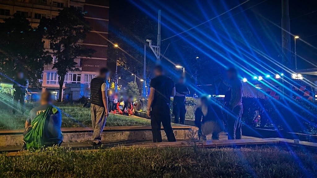طعن شابين نمساويين في Schwedenplatz بفيينا عقب اندلاع شجار مع مجموعة من الأشخاص يتحدثون باللغة العربية طعن شابين نمساويين في Schwedenplatz بفيينا عقب اندلاع شجار مع مجموعة من الأشخاص يتحدثون باللغة العربية