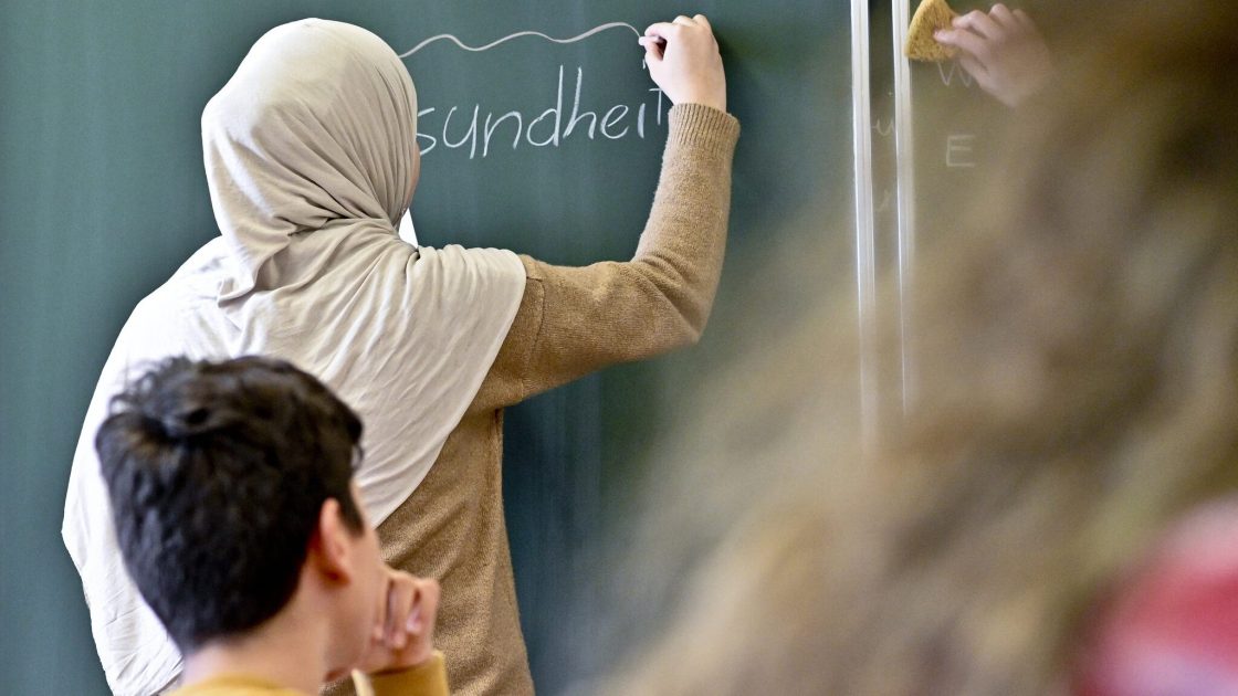 خطط للالتفاف على حظر الحجاب بمدارس النمسا وجمعيات تتكفل بدفع الغرامات خطط للالتفاف على حظر الحجاب بمدارس النمسا وجمعيات تتكفل بدفع الغرامات